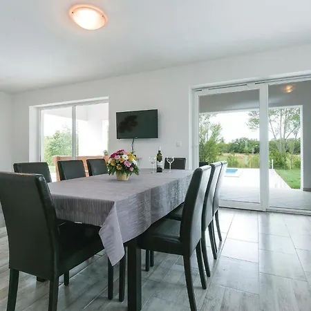 Сasa de vacaciones Awesome In Labin With Kitchen *